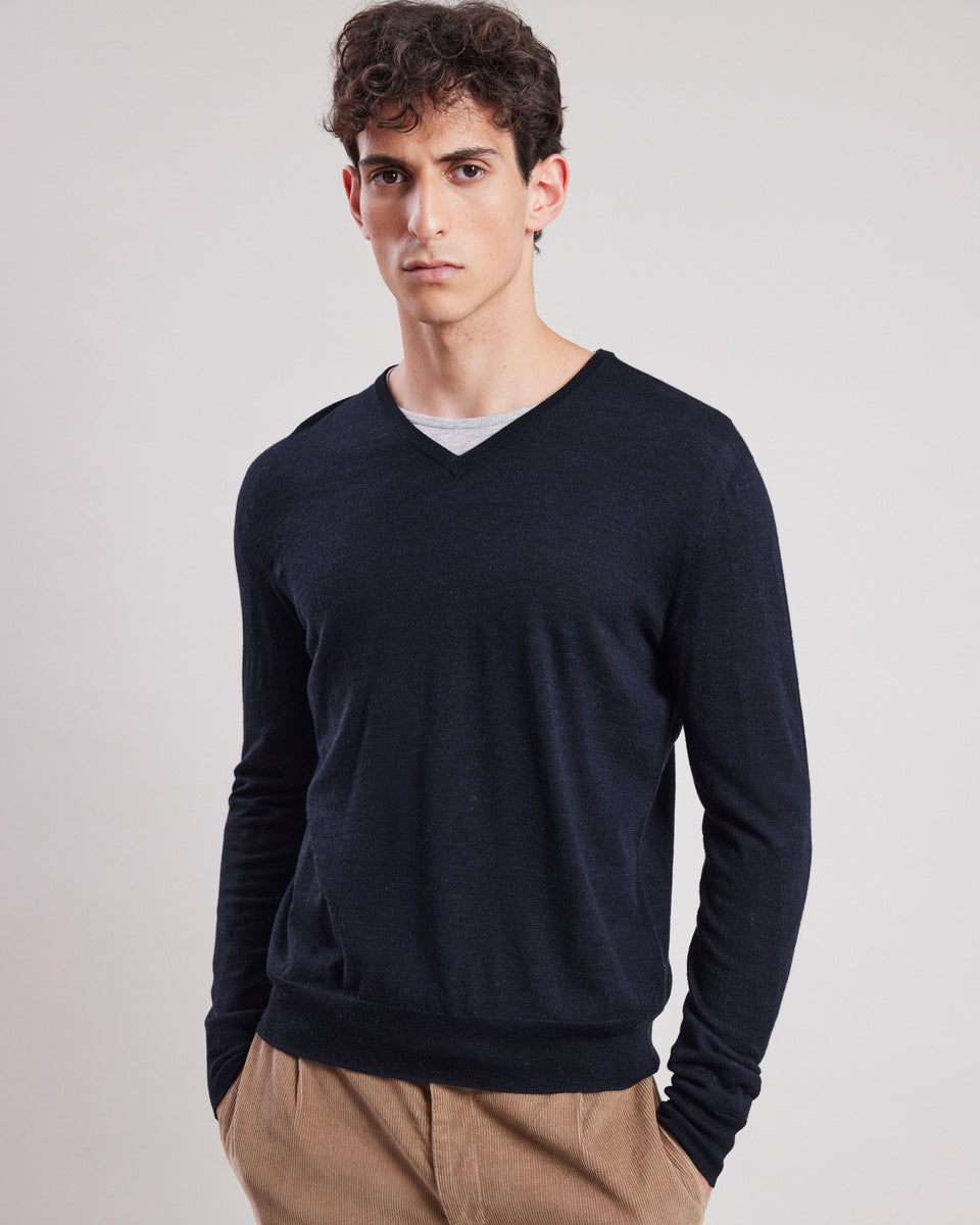 Pull col V Homme en fine laine mérinos Bleu Marine - Image principale