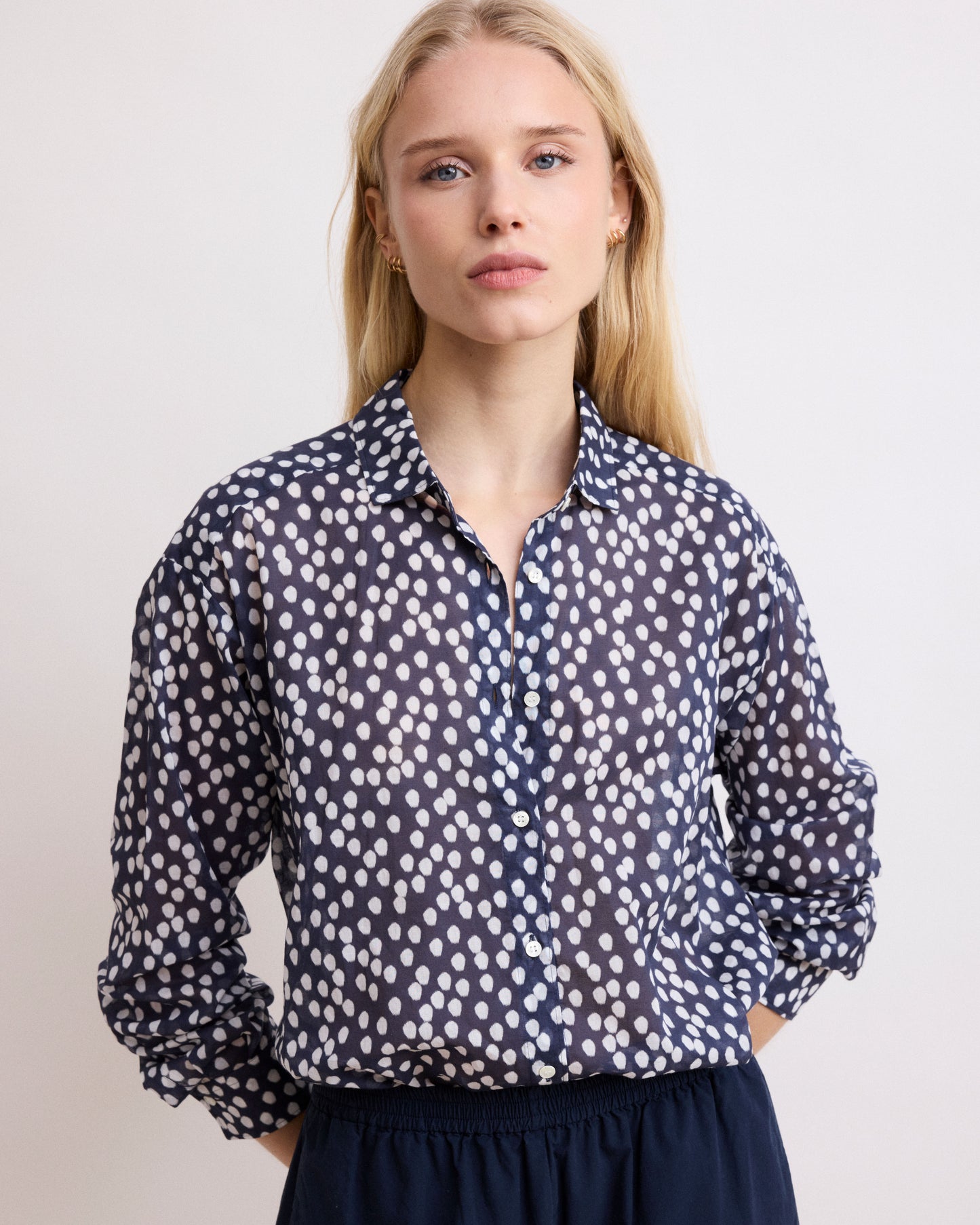 Chemise Femme en Voile de Coton Bleu Marine à Pois Charlot