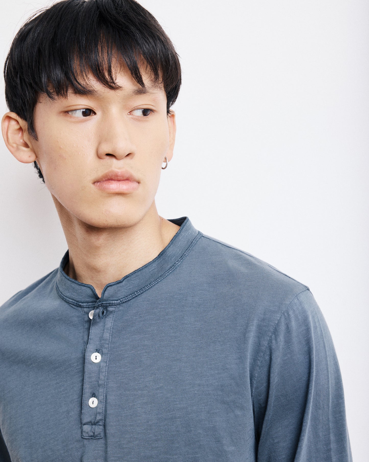 T-Shirt Homme en Coton Slub Carbone Henley