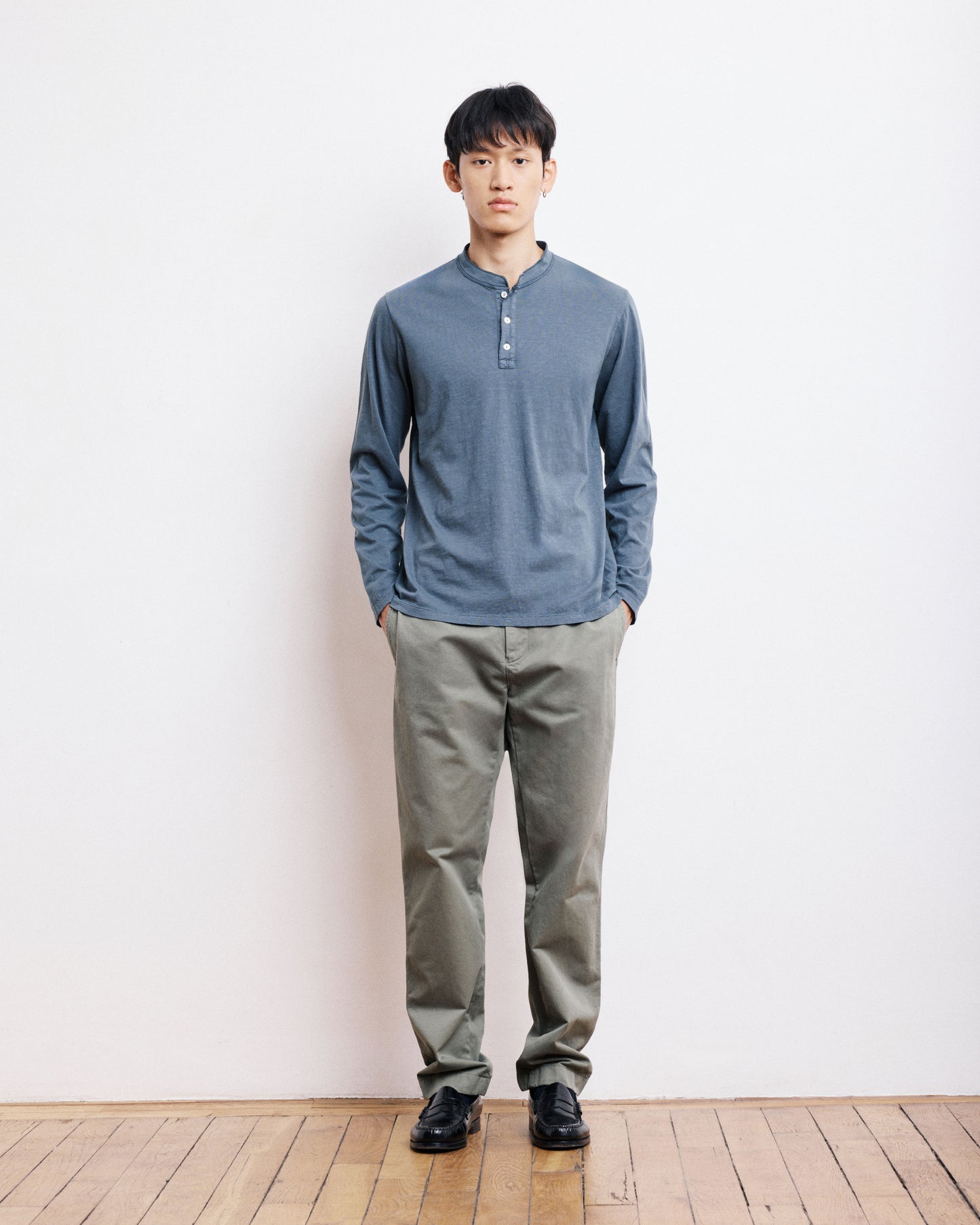 T-Shirt Homme en Coton Slub Carbone Henley