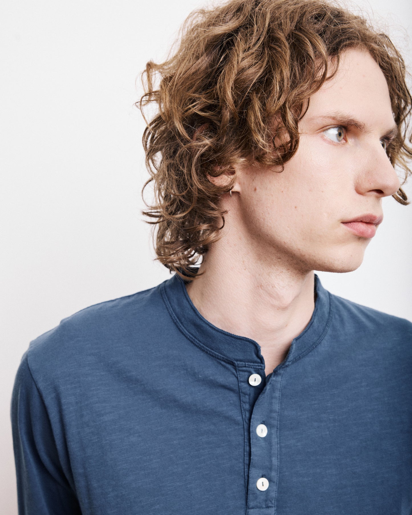 T-Shirt Homme en Coton Slub Bleu Cobalt Henley