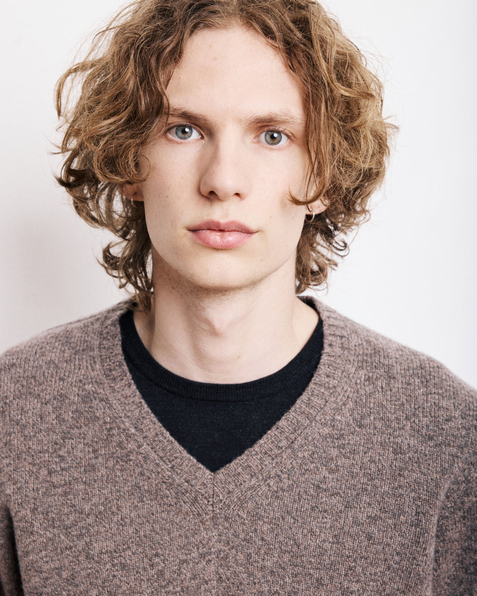 Seamless Vee Men's Brown Wool Sweater - Image alternative