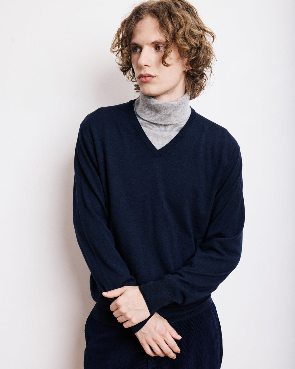Pull Col V Homme en Fine Laine Mérinos Bleu Marine - Image principale