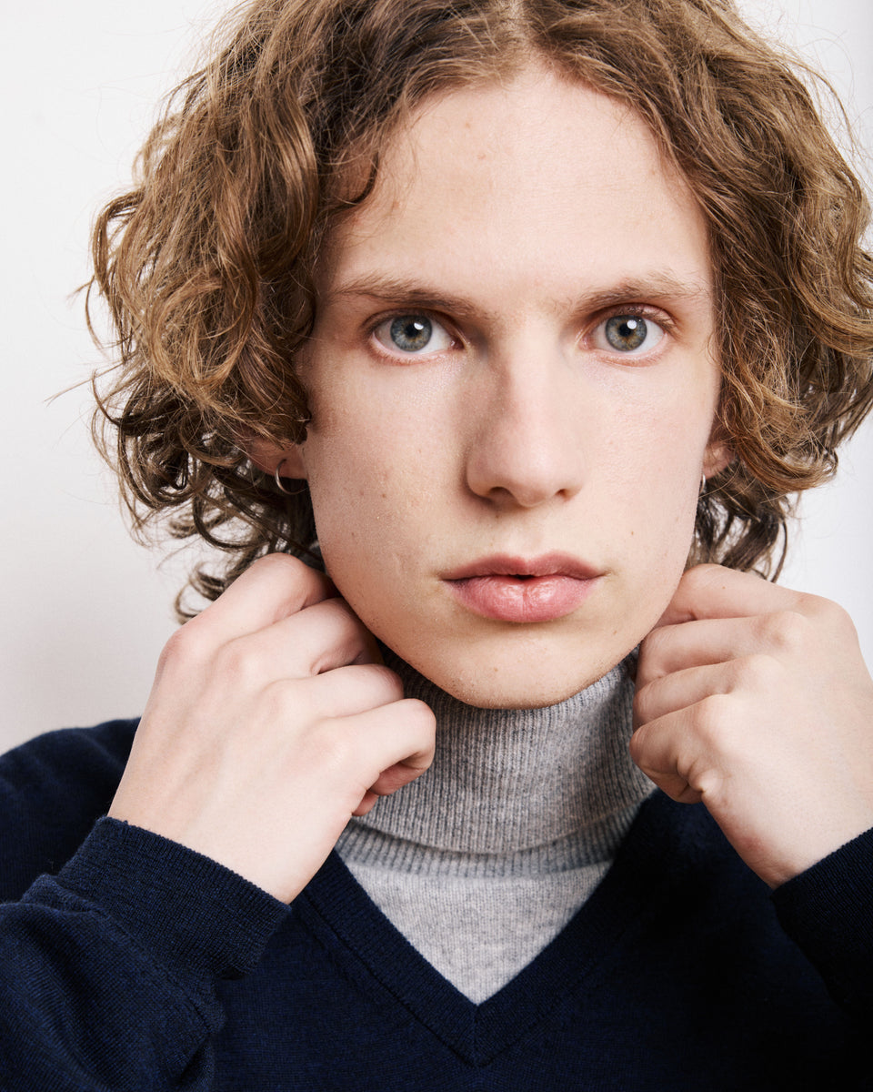 Vee Men's Navy Blue Thin Merinos Wool Sweater - Image alternative