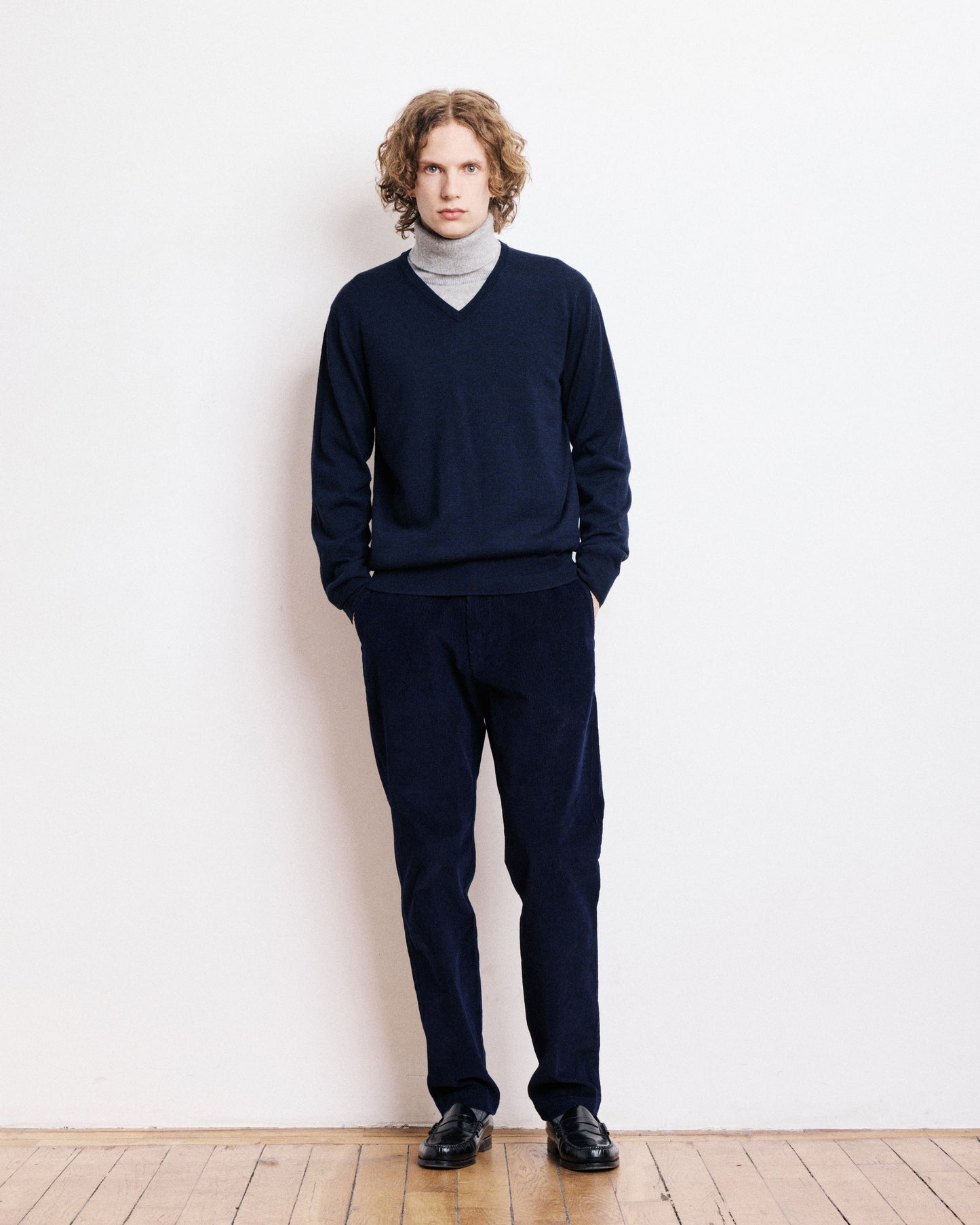 Pull Col V Homme en Fine Laine Mérinos Bleu Marine