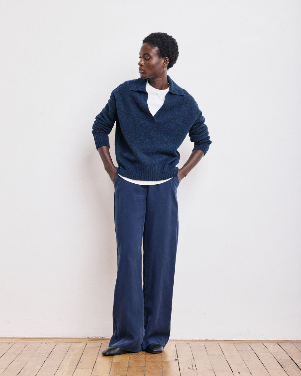 Pull Femme en Alpaga & Laine Mérinos Bleu Marine Mug - Image alternative