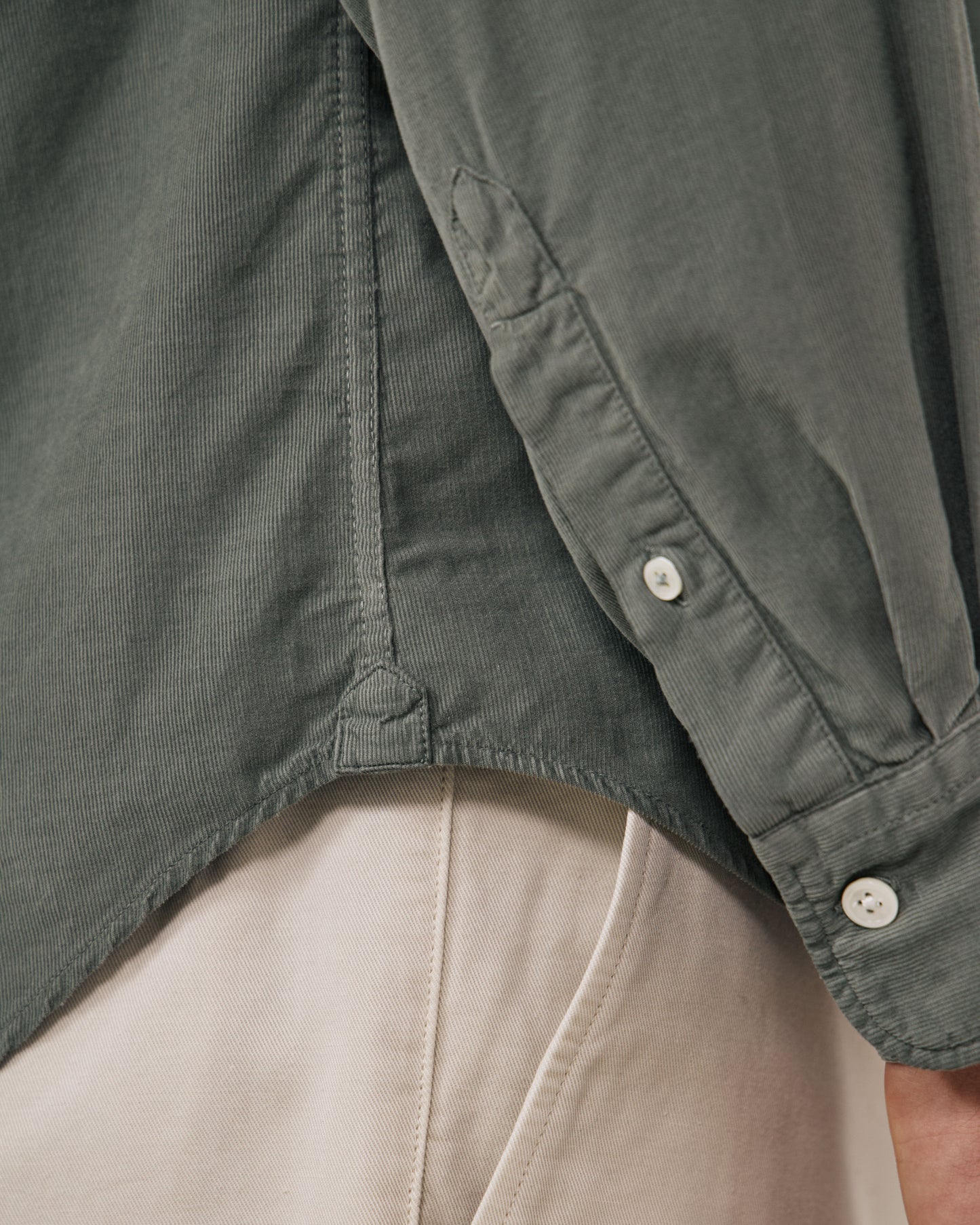 Chemise Homme en Velours Côtelé Fin Vert Militaire Pitt