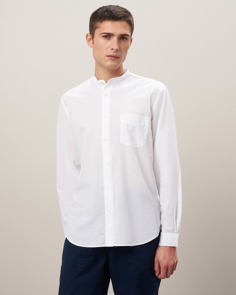 Chemise homme blanche élégante en coton, col rond, chic et moderne