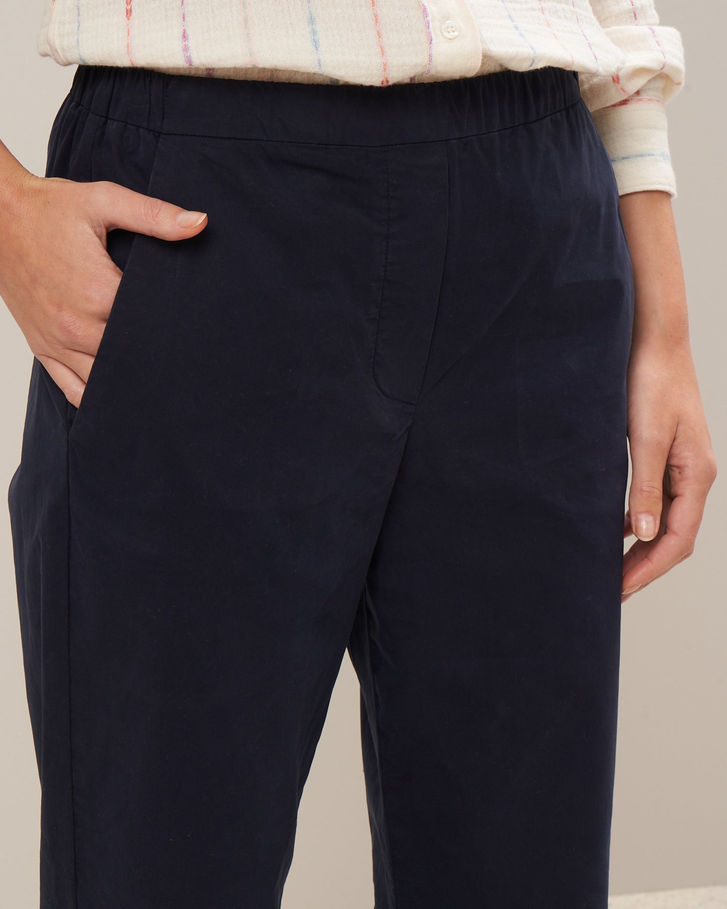Pantalon Femme en gabardine légère Bleu marine Pili BBPJ602-33
