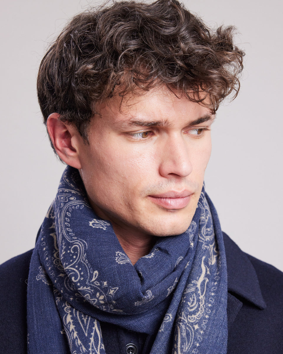 Men's Indigo bandana print wool Scarf - Image alternative