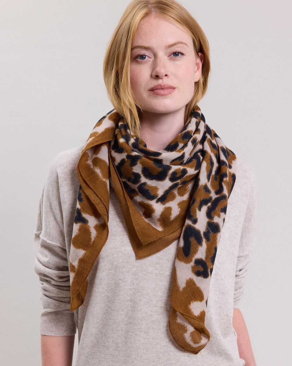 Women's Camel leopard print wool Scarf - Image principale