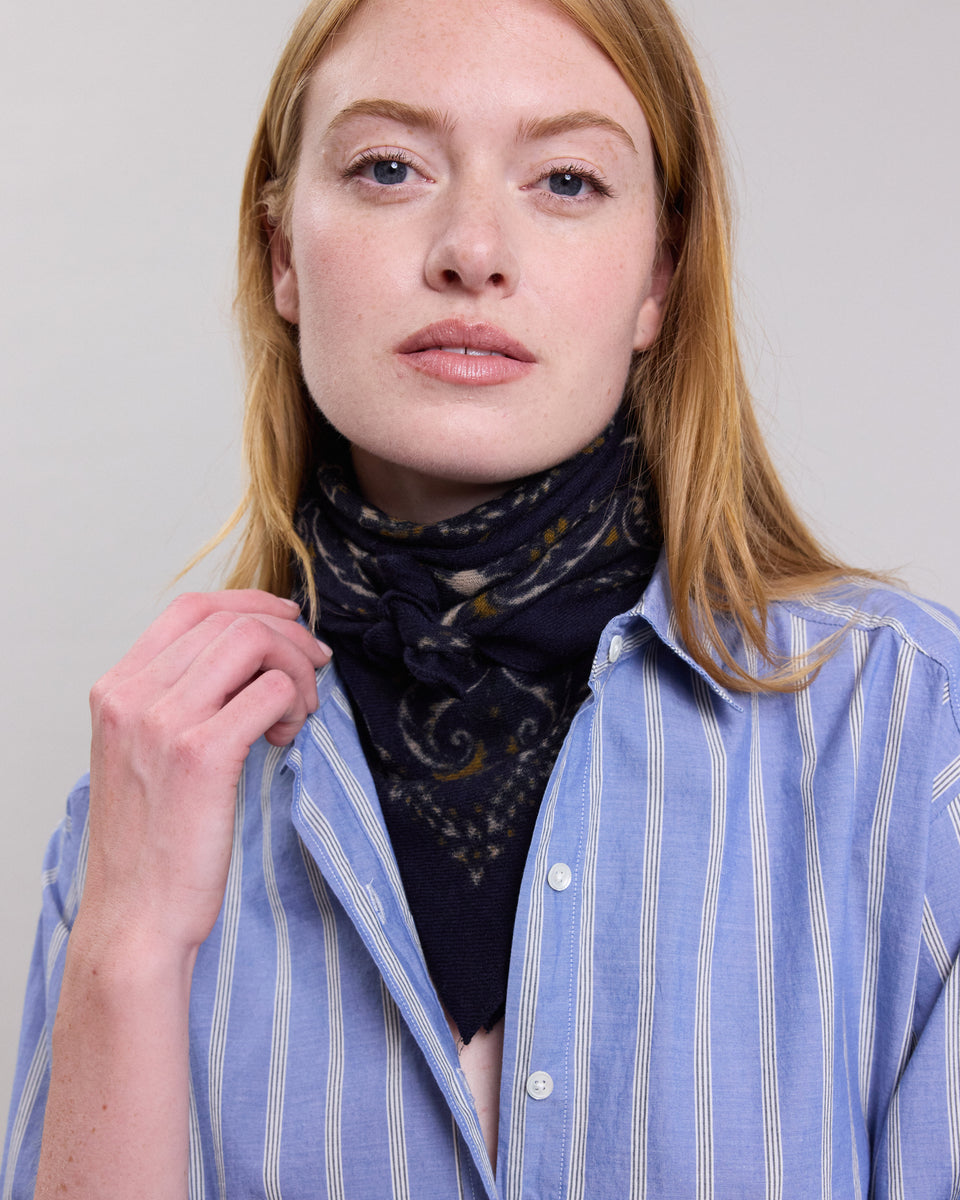 Women's Navy Blue bandana print wool Scarf - Image alternative