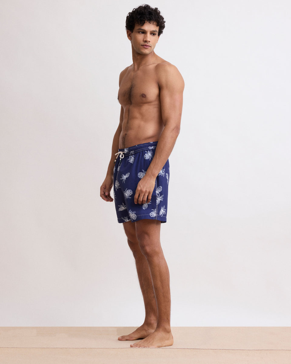 Men's Deep Blue Pineapple Printed Lightweight Seersucker Swim Trunks - Image principale