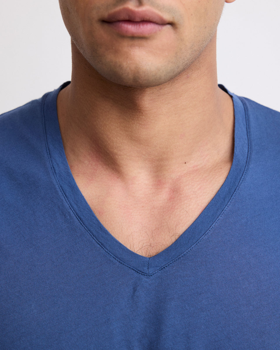Camiseta de hombre de punto de algodón ligero Azul cobalto Vee claro - Image 3