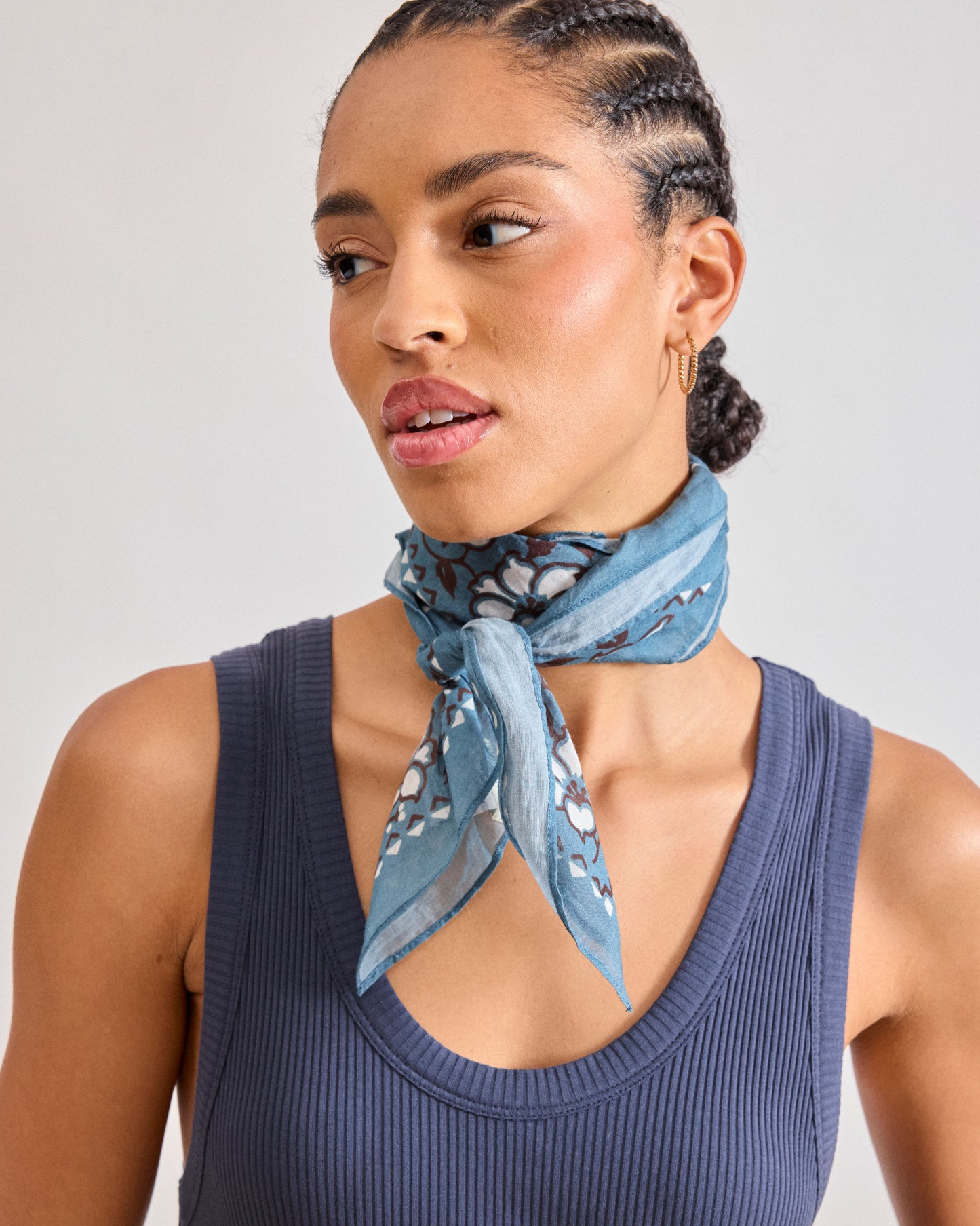 Bandana Femme en Voile de Coton Bleu Denim Hibiscus