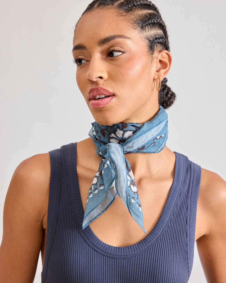 Bandana Femme en Voile de Coton Bleu Denim Hibiscus - Image alternative