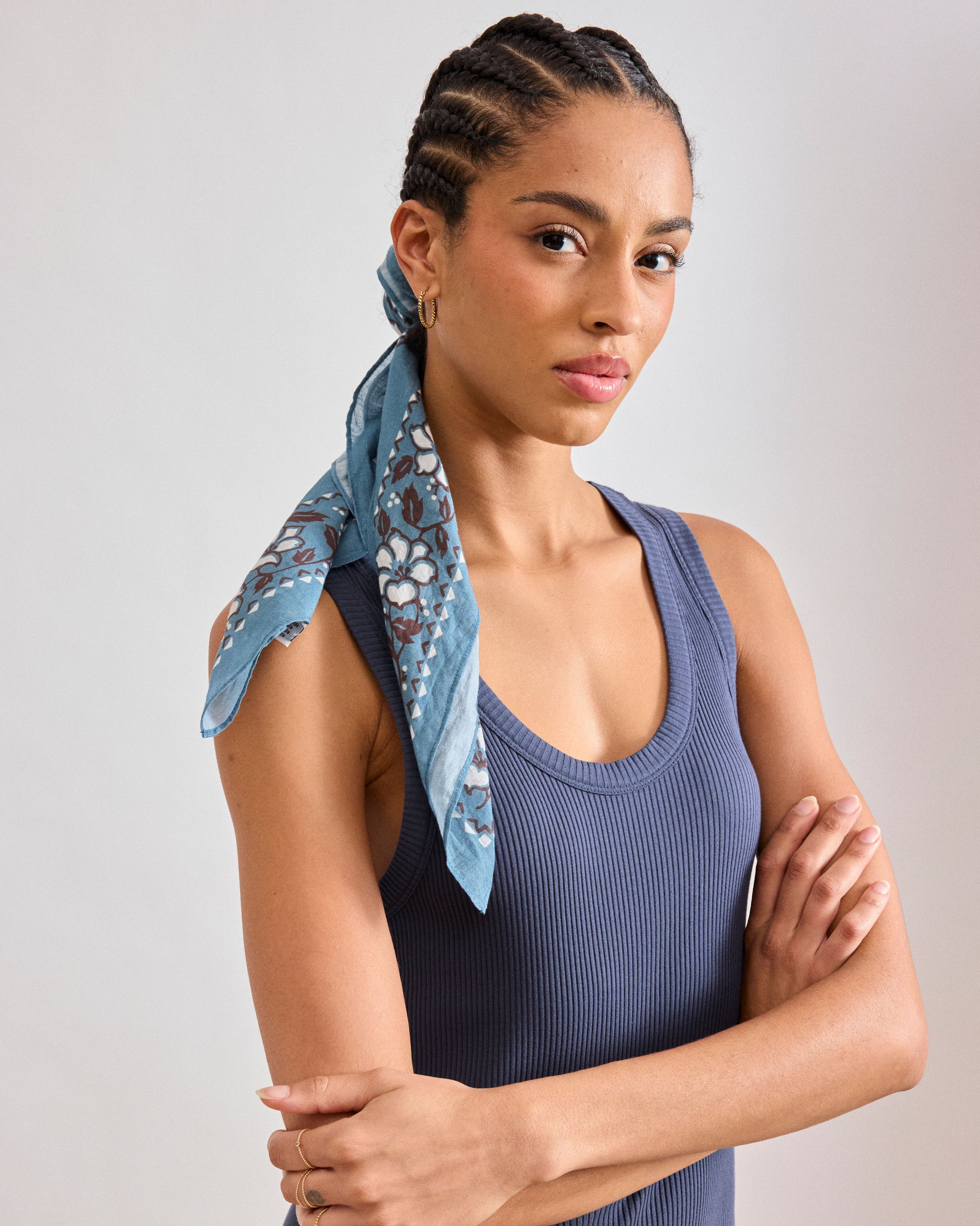 Bandana Femme en Voile de Coton Bleu Denim Hibiscus