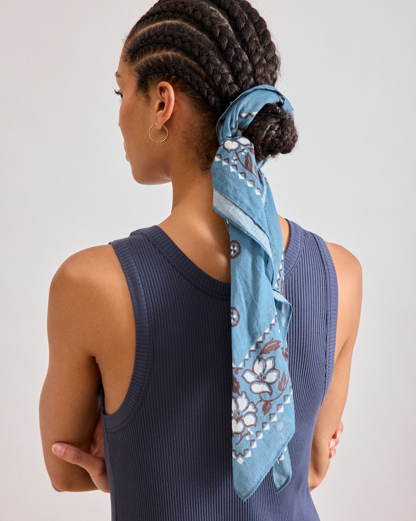 Bandana Femme en Voile de Coton Bleu Denim Hibiscus