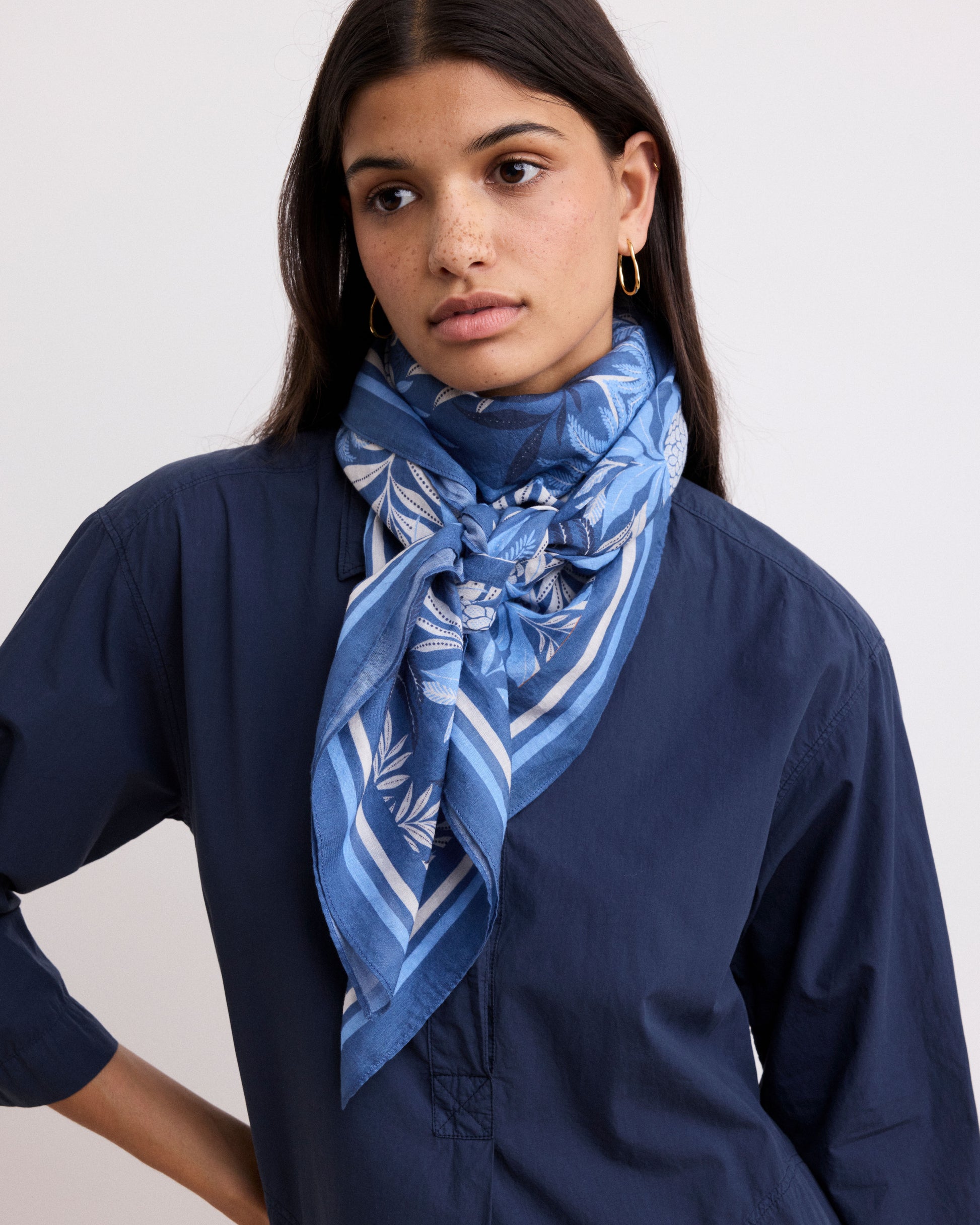 Grand foulard Femme en Voile de Coton Imprimé Bleu Ananas