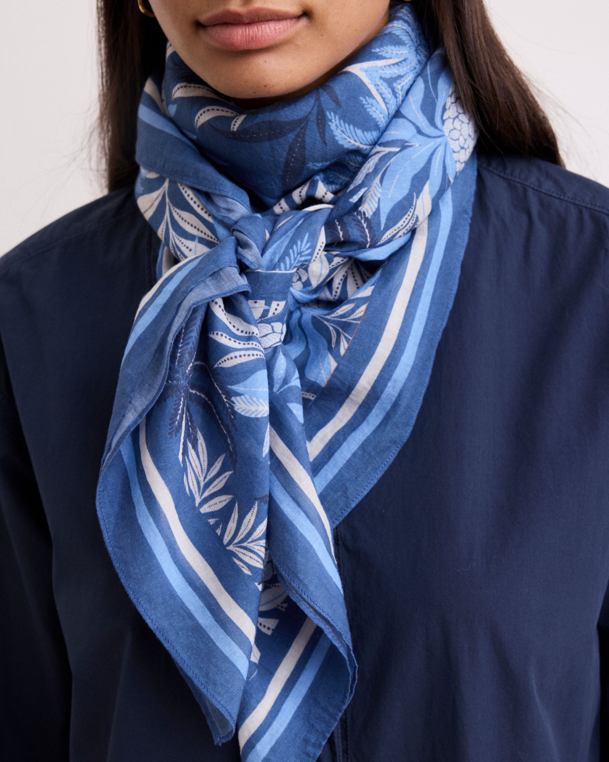 Grand foulard Femme en Voile de Coton Imprimé Bleu Ananas