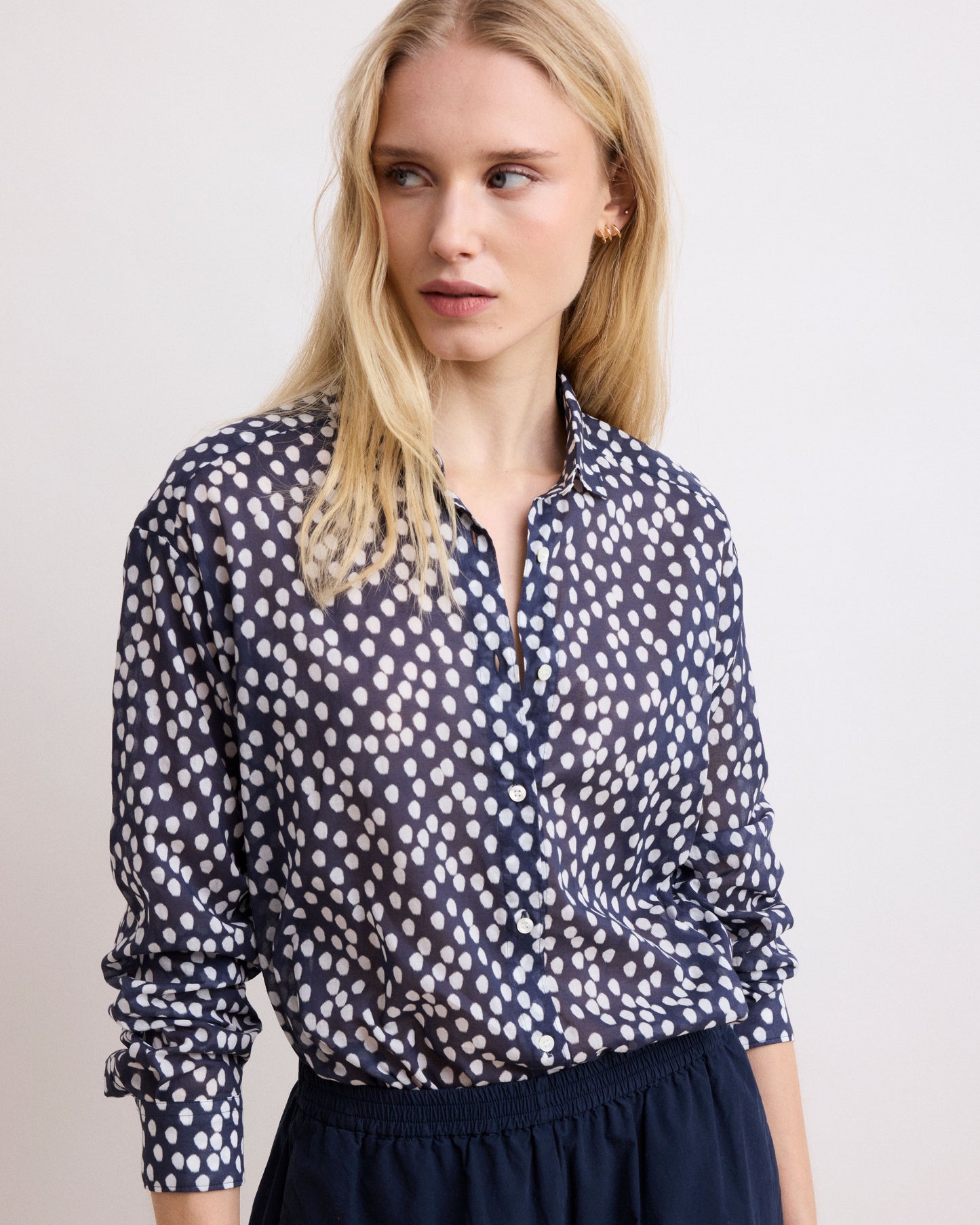 Chemise Femme en Voile de Coton Bleu Marine à Pois Charlot