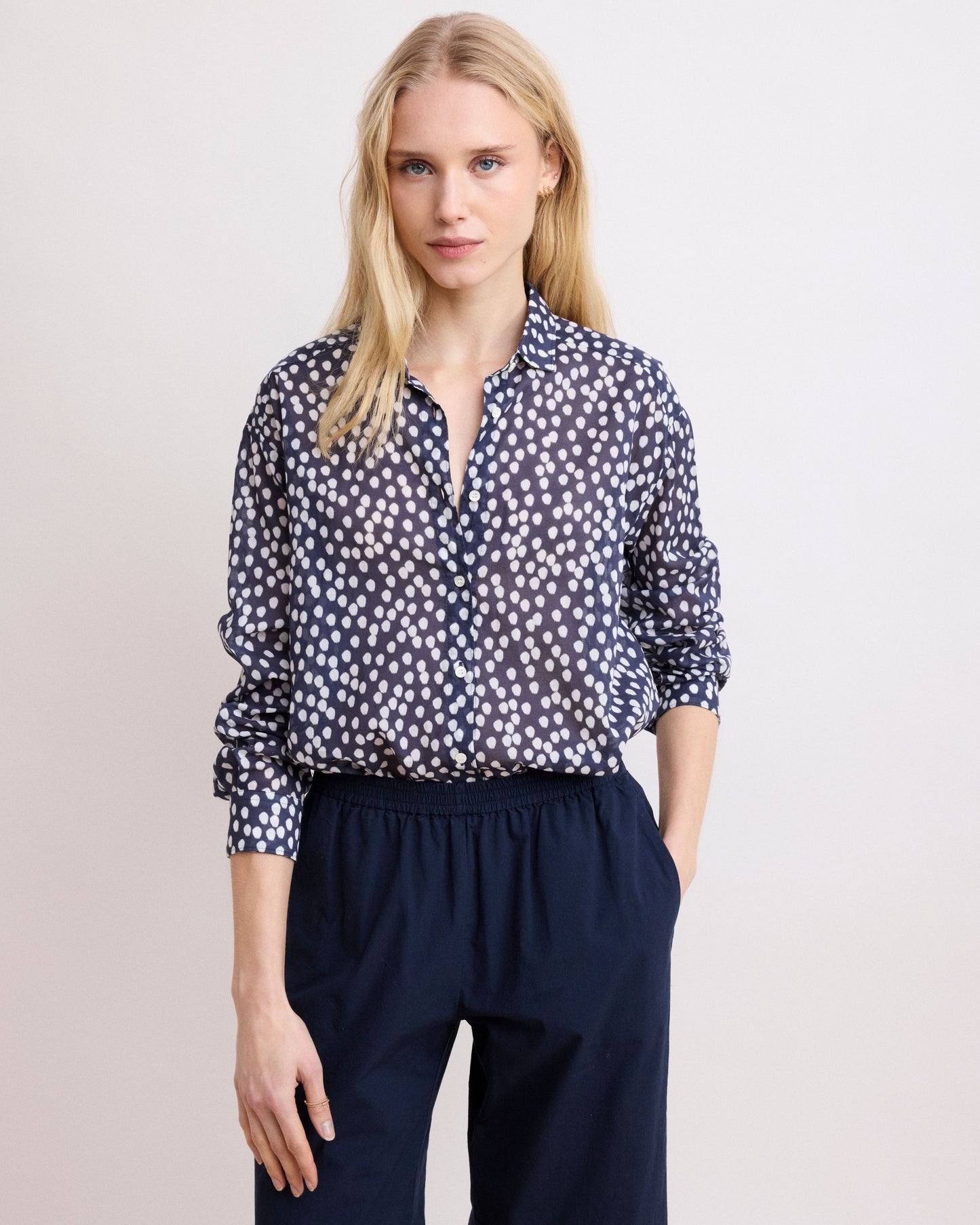 Chemise Femme en Voile de Coton Bleu Marine à Pois Charlot