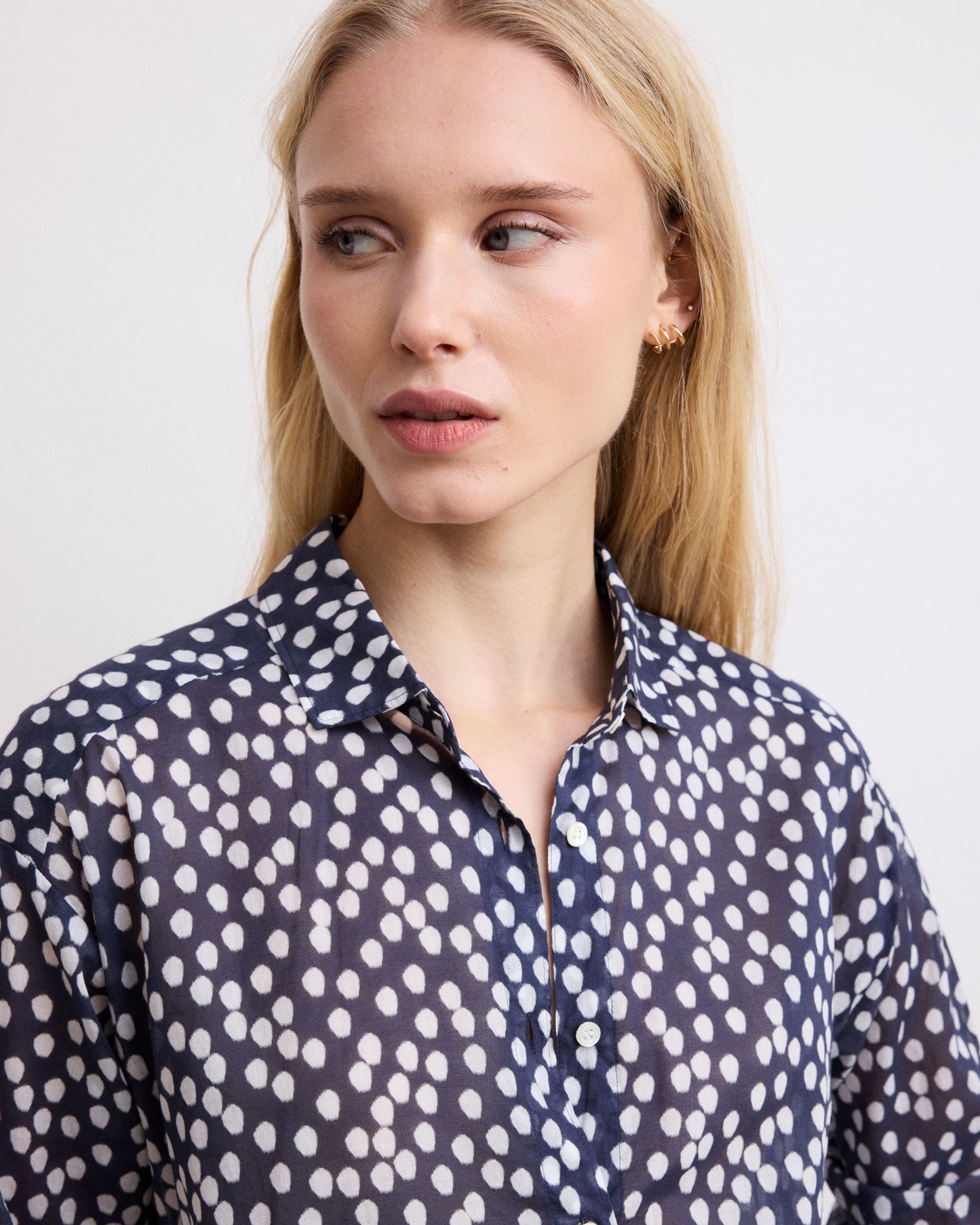 Chemise Femme en Voile de Coton Bleu Marine à Pois Charlot