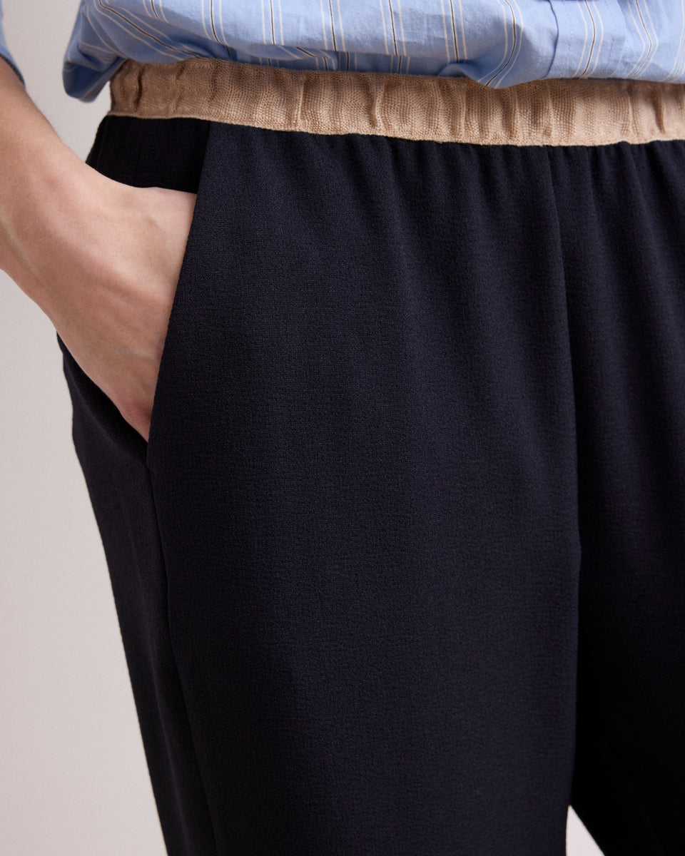 Pantalones de crepé Pirouette azul marino de mujer - Image 3