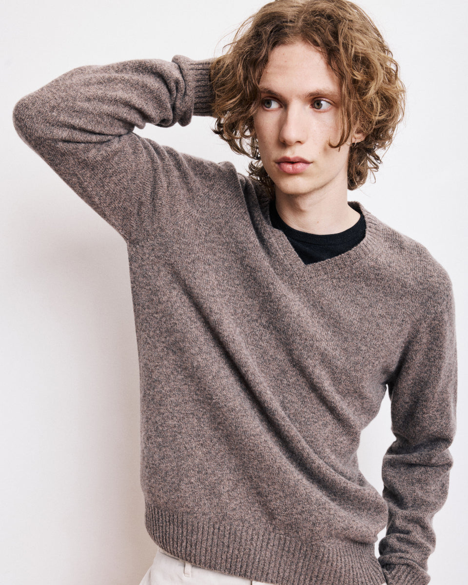 Pull Col V Homme en Laine Lambswool Brun - Image 3