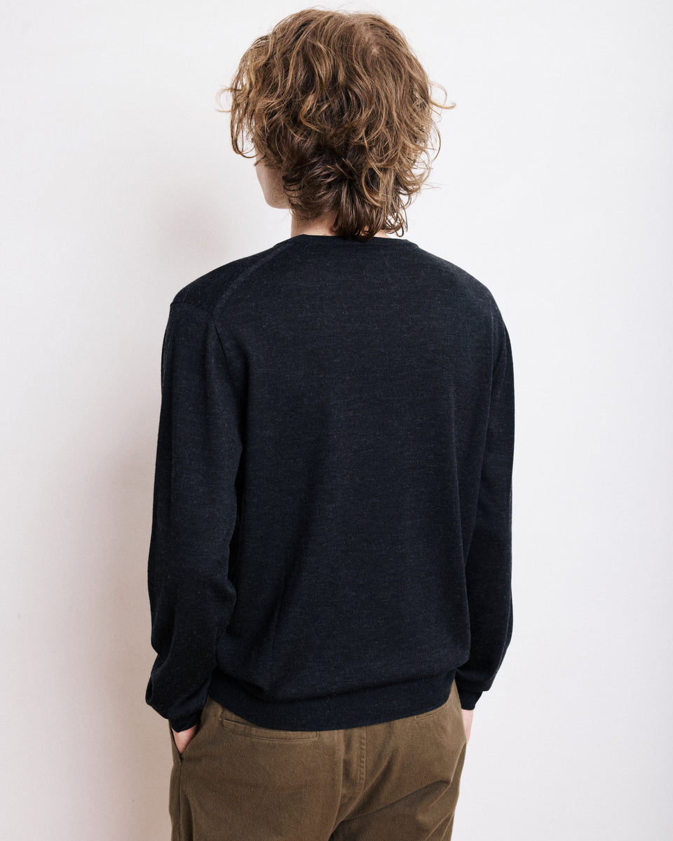Crew Men's Black Thin Merinos Wool Sweater - Image 3