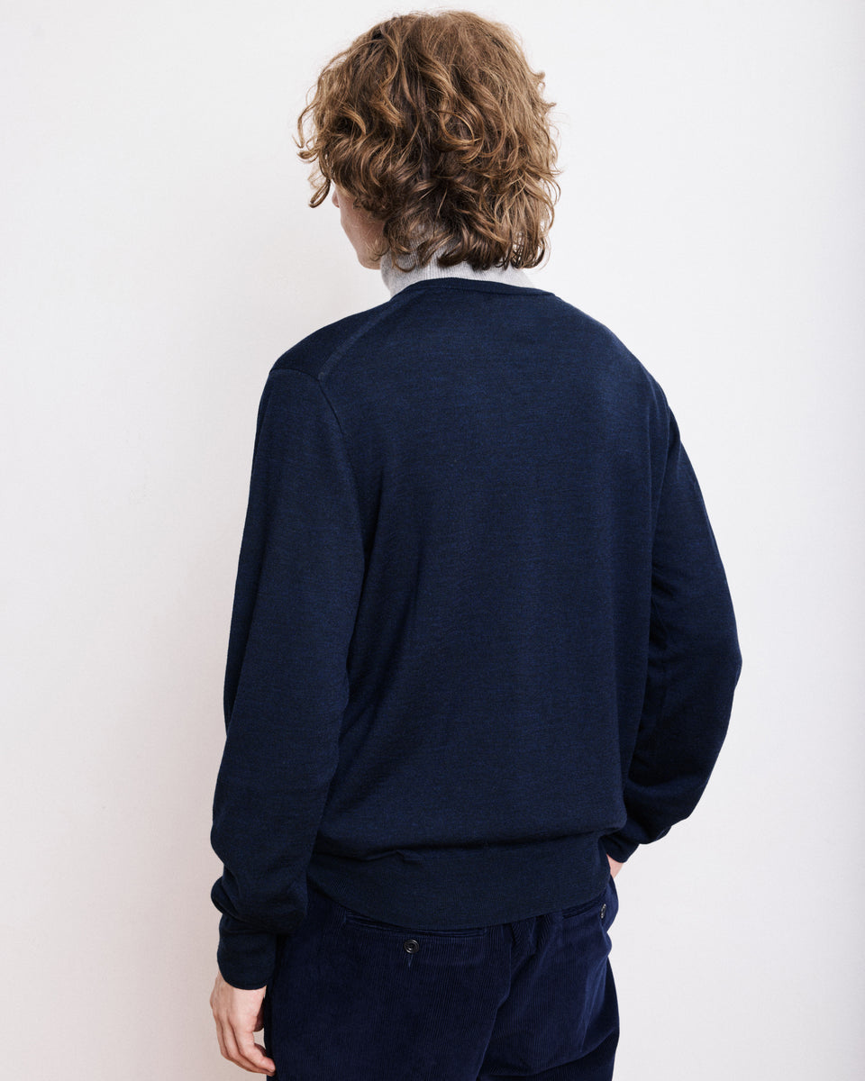 Jersey de hombre con cuello de pico en Fine Lana Merino azul marino - Image alternative