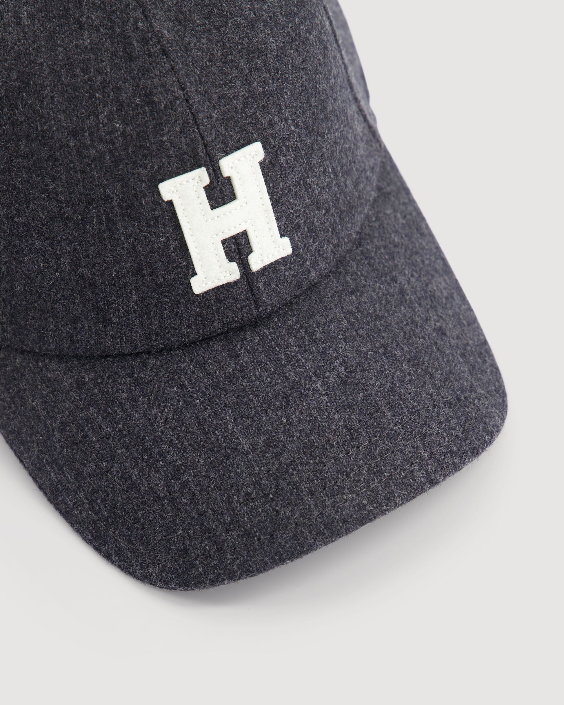 Casquette Femme en Flanelle de Laine à Rayures Gris Anthracite Cap H