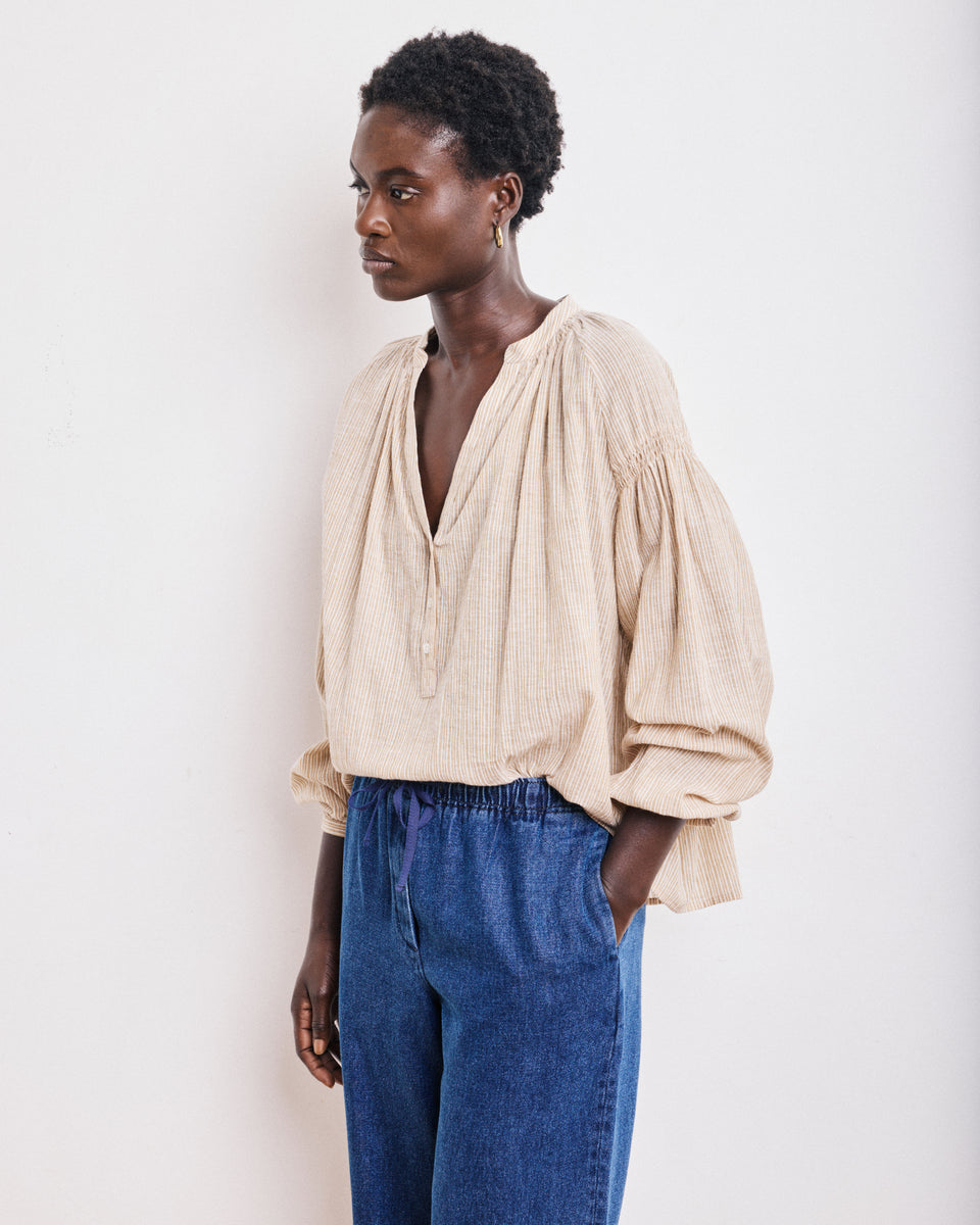 Blusa de mujer en Voile de algodón Ocre Cierra - Image principale