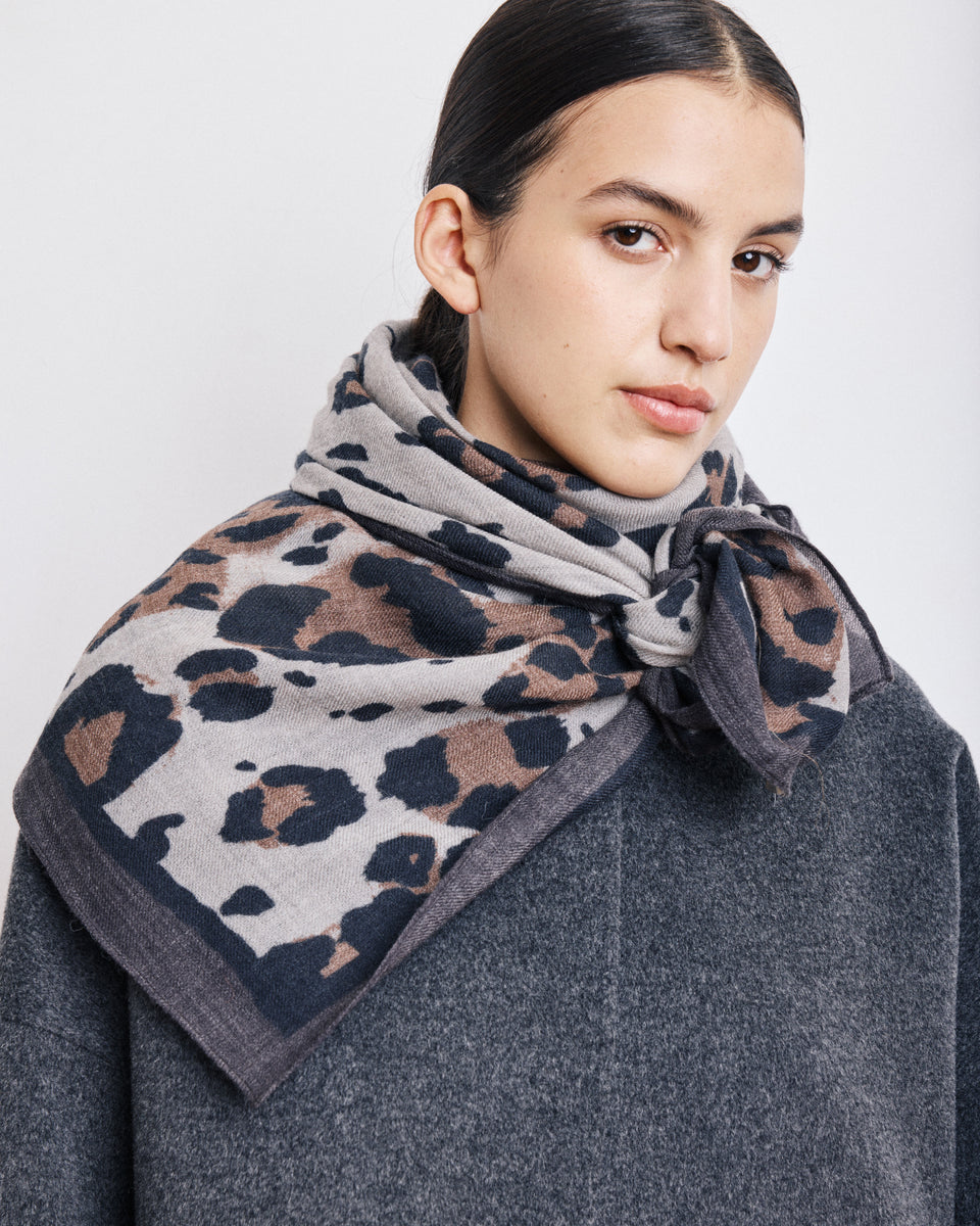 Leopard Women's Grey Printed Wool Scarf - Image alternative