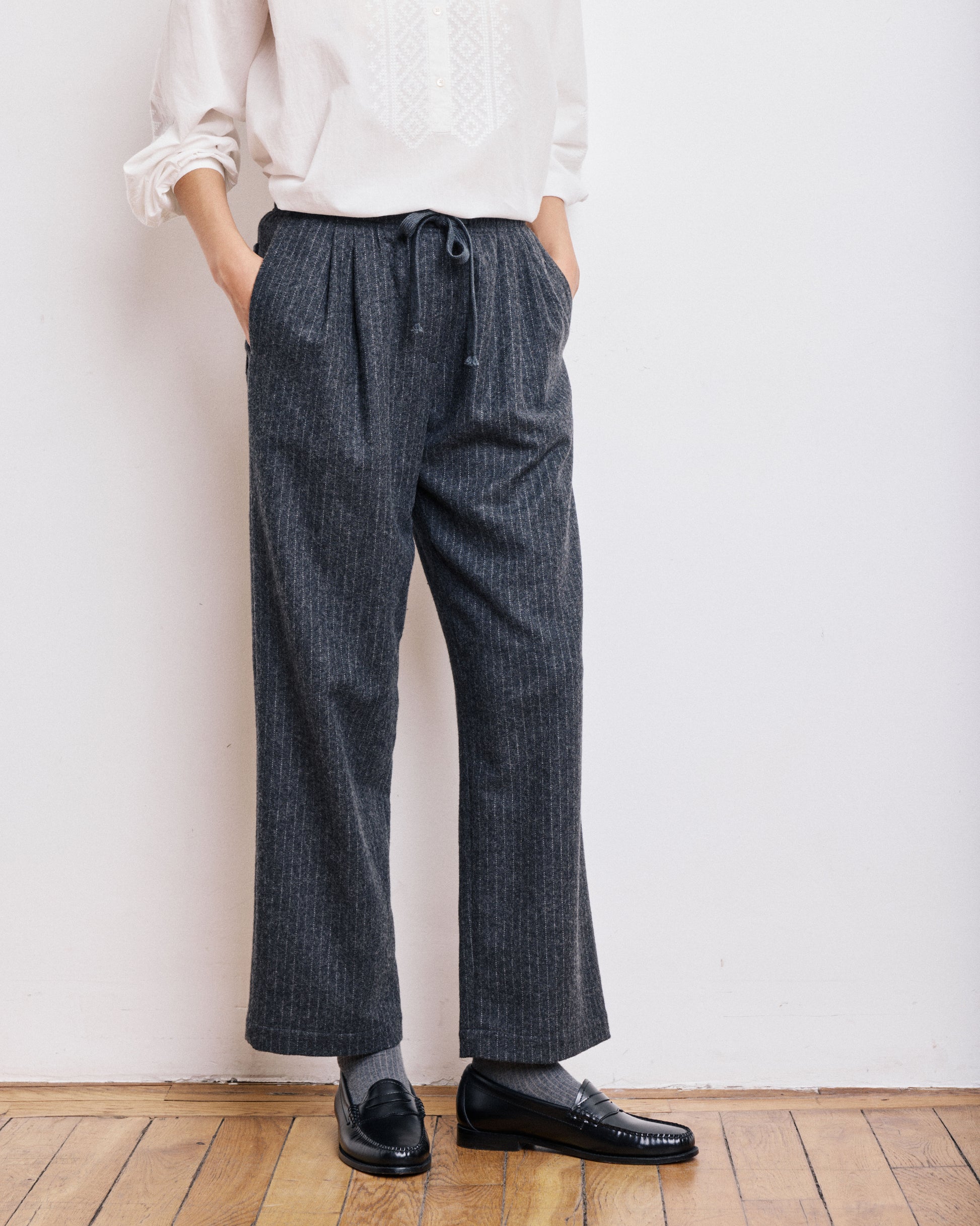 Pantalon Femme en Flanelle de Laine à Rayures Gris Anthracite Parnasse