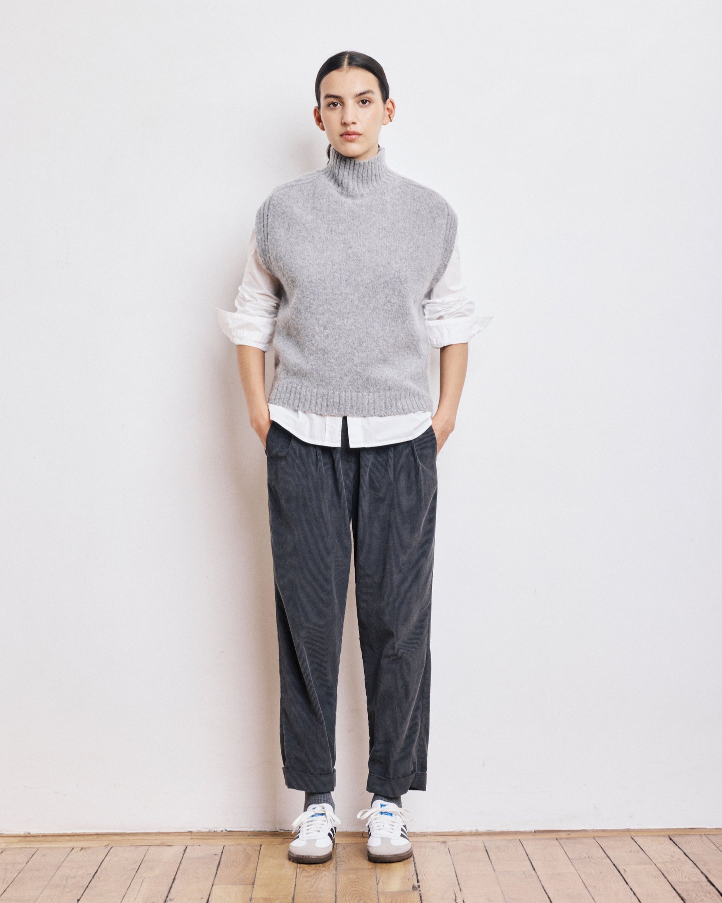 Pantalon Femme en Velours Côtelé Fin Anthracite Poete