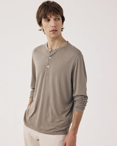 Camiseta para hombre de jersey de lyocell y algodón color topo Henley BF79305-10
