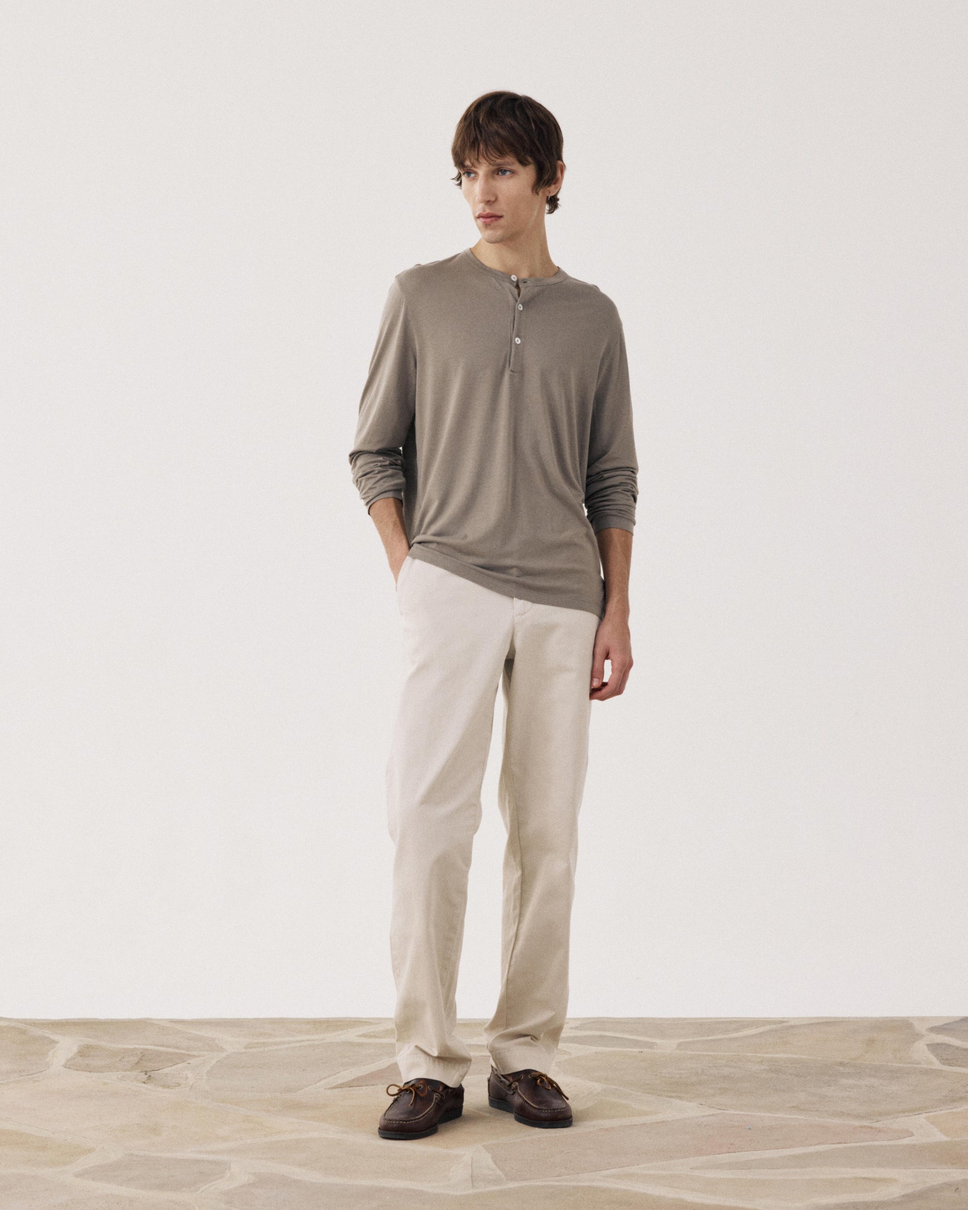 Camiseta para hombre de jersey de lyocell y algodón color topo Henley BF79305-10