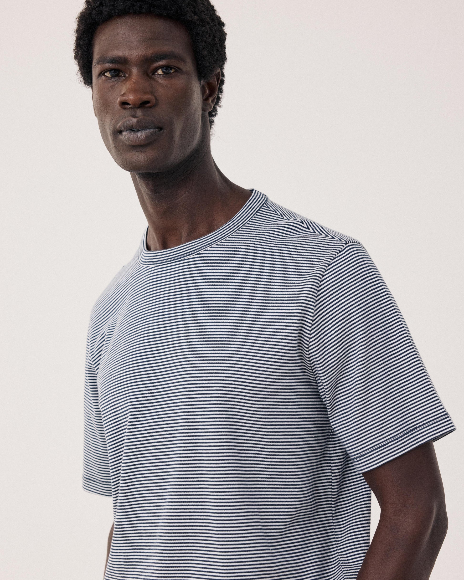 Heren T-shirt van gestreepte trui in marineblauw en wit BF89309-01