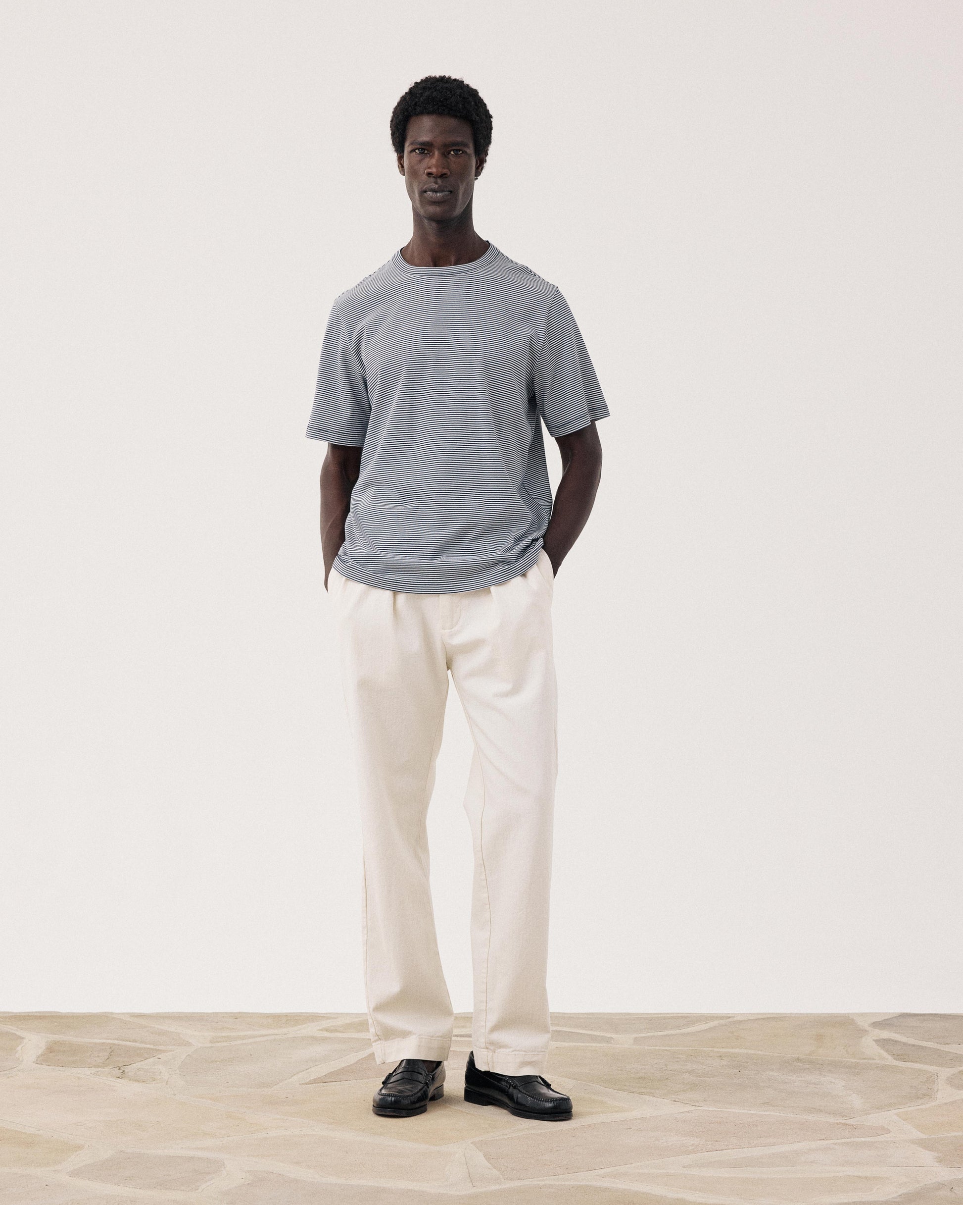 Heren T-shirt van gestreepte trui in marineblauw en wit BF89309-01