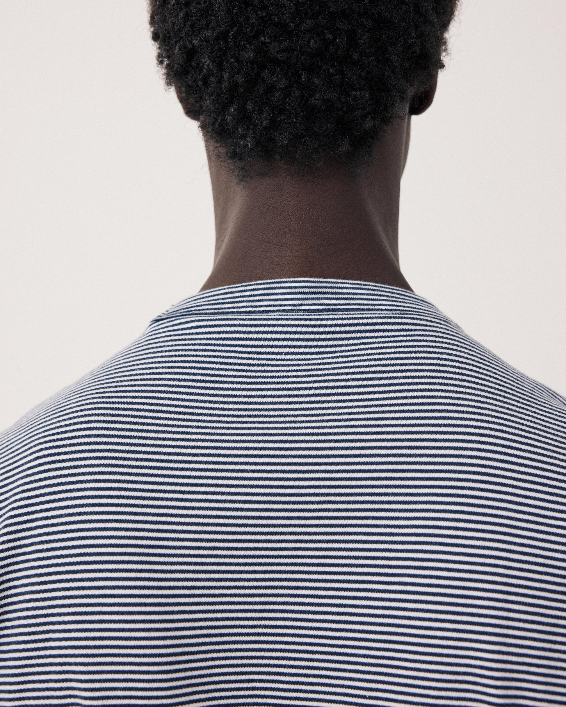 Heren T-shirt van gestreepte trui in marineblauw en wit BF89309-01