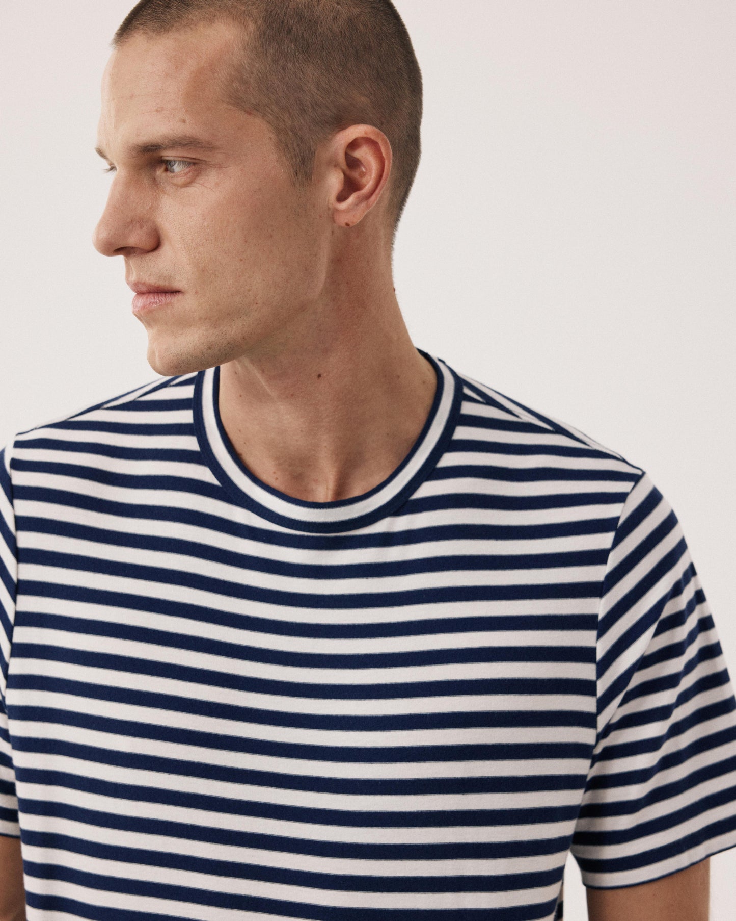 Heren T-shirt van gestreept trui in marineblauw en ecru BF89309-02