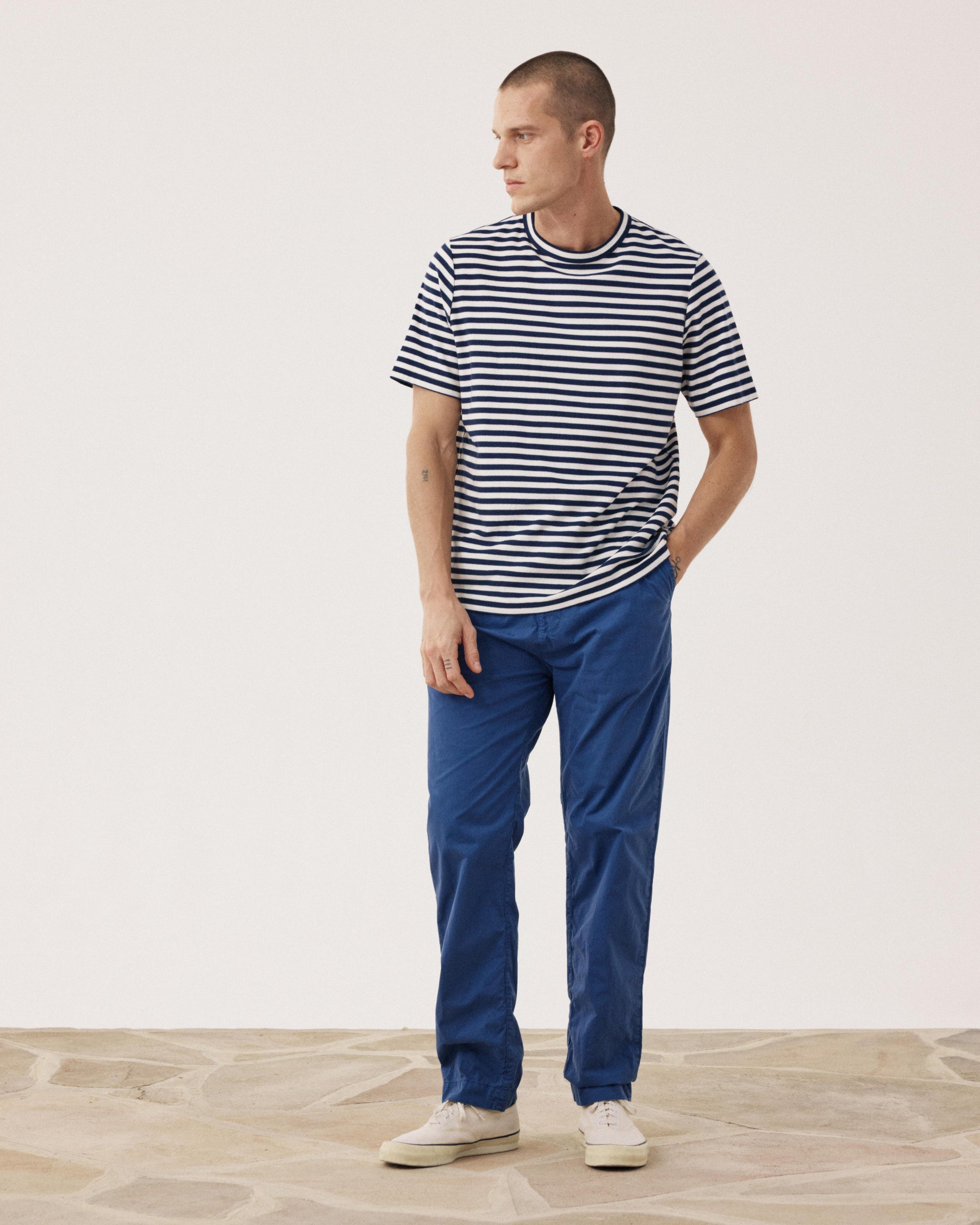 Heren T-shirt van gestreept trui in marineblauw en ecru BF89309-02