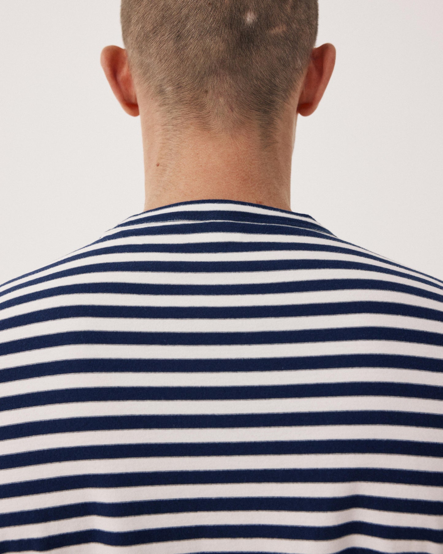 Heren T-shirt van gestreept trui in marineblauw en ecru BF89309-02