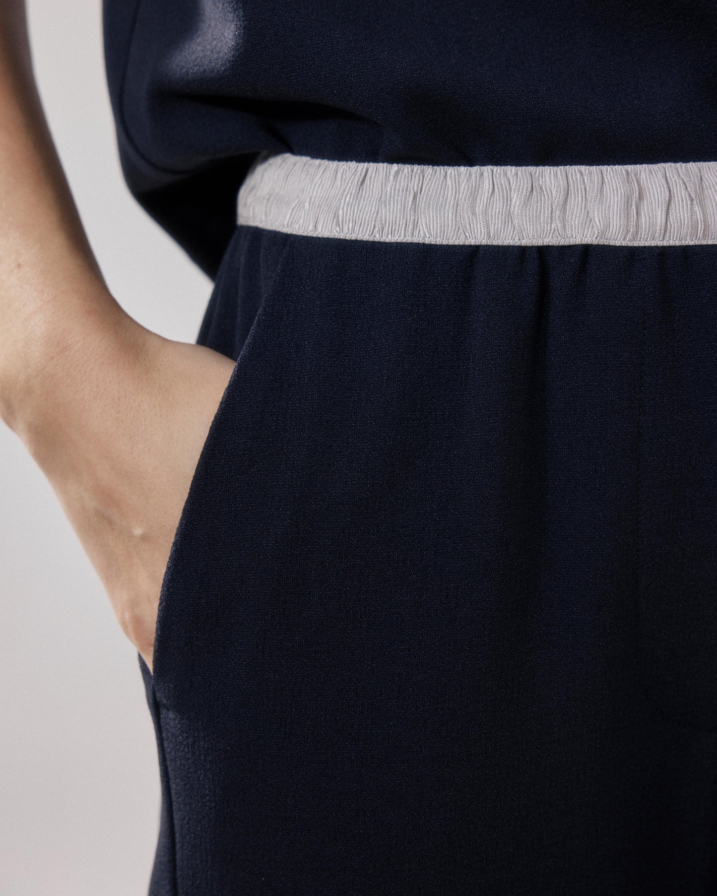 Pantalones de mujer en crepé azul noche Pirol BFPM613-02