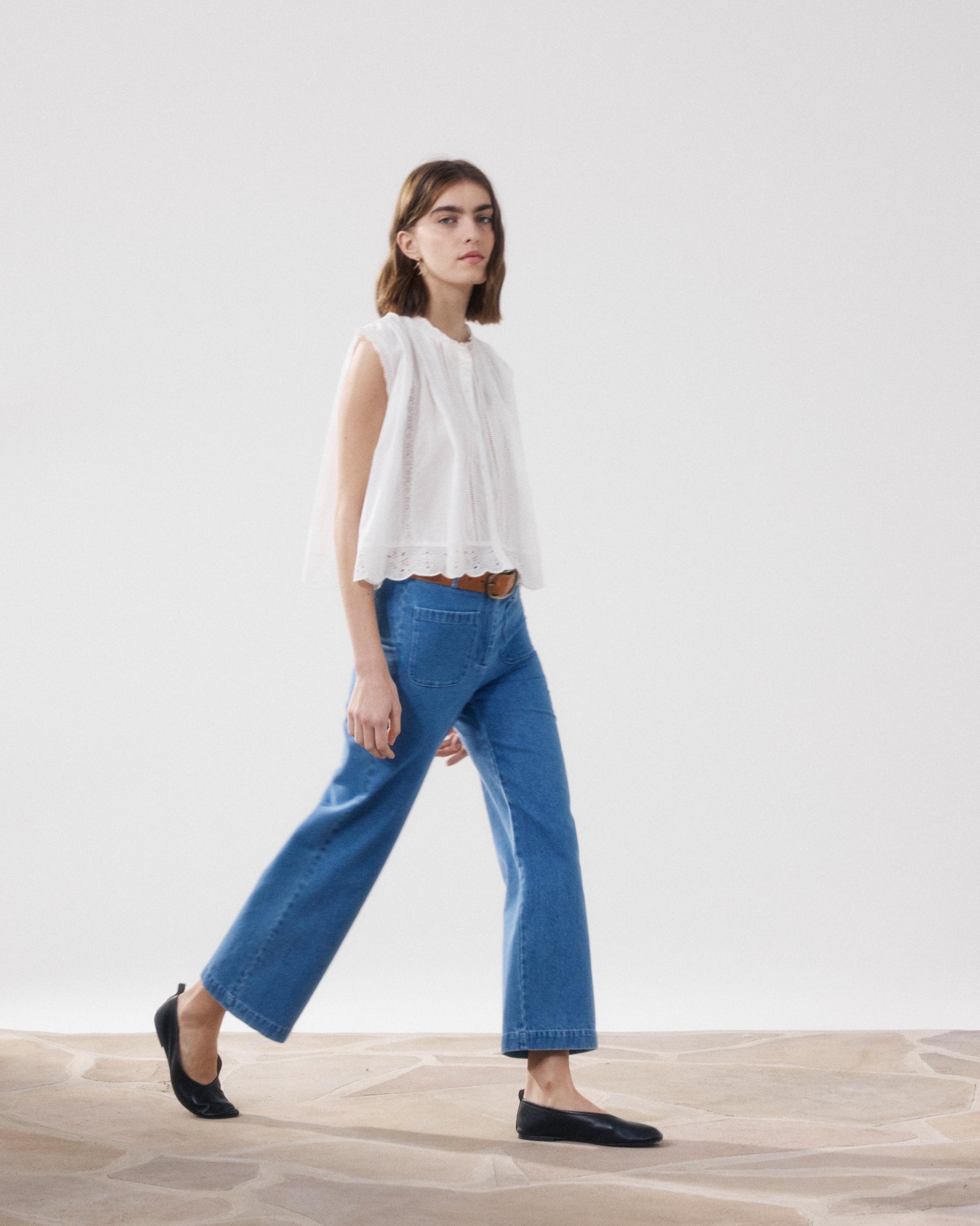 Damesbroek van lichtblauw gepolijst katoen