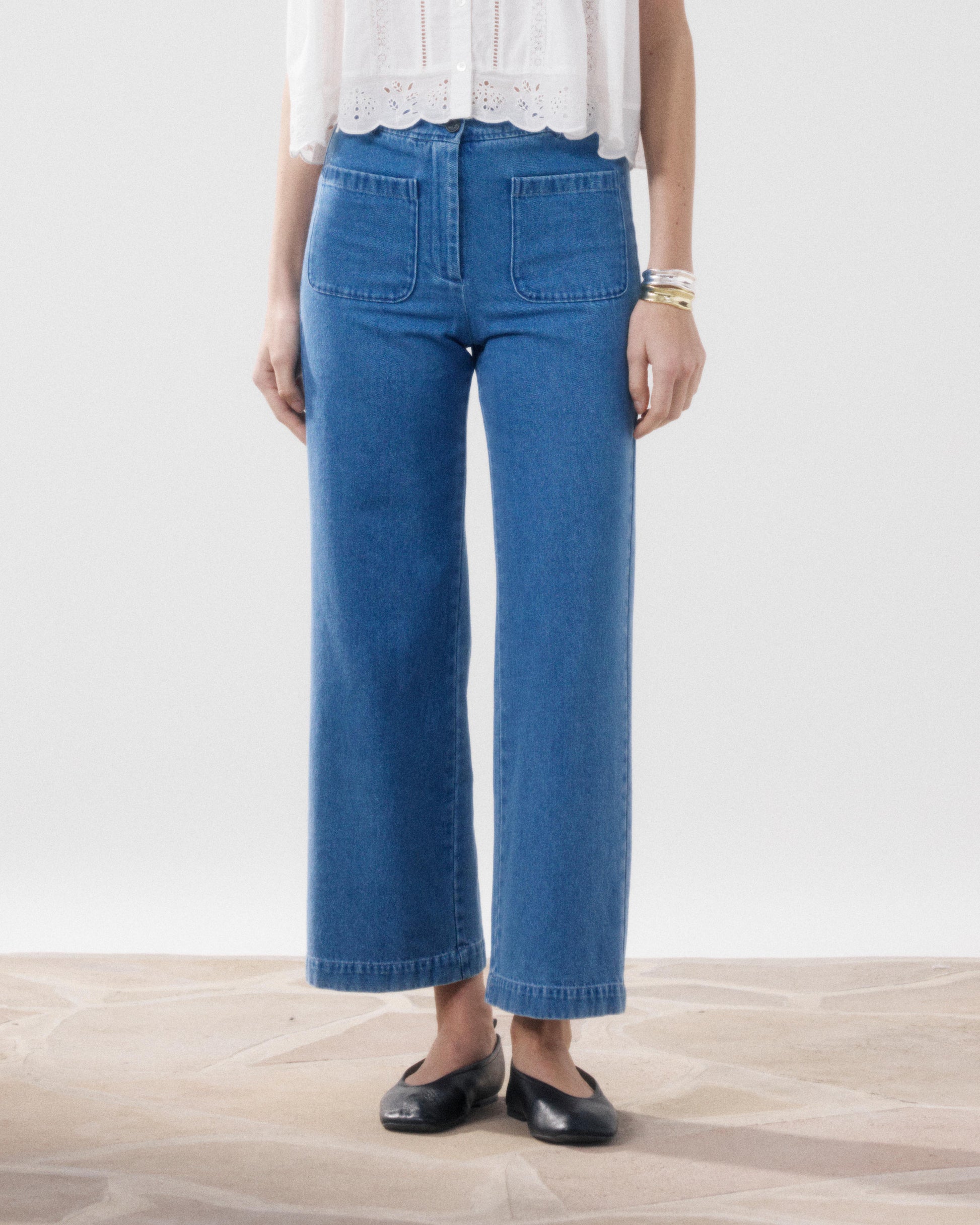 Damesbroek van lichtblauw gepolijst katoen