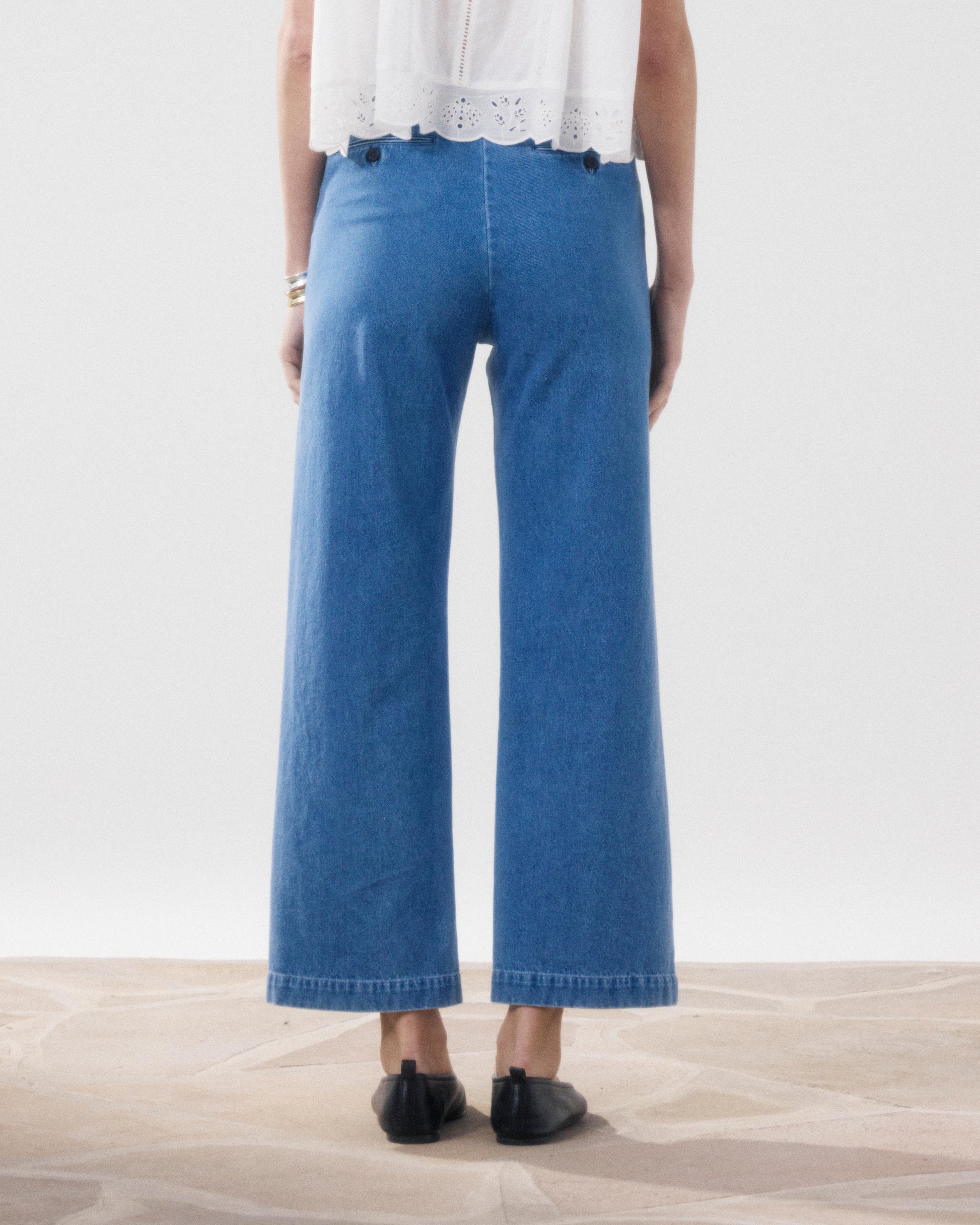 Damesbroek van lichtblauw gepolijst katoen